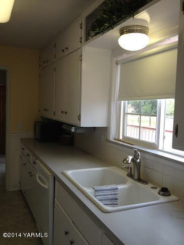910 Willowlawn Road Yakima, WA 98908 - Photo 10 of 39 a bathroom with a sink and a window