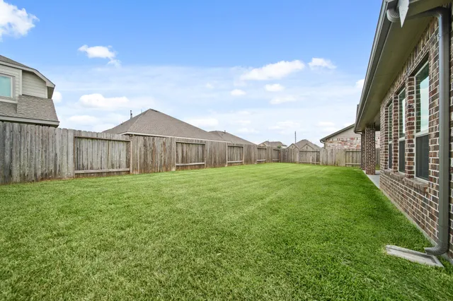 a view of a house with backyard and porch