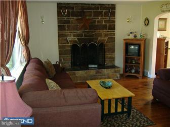 4 Gilpin Road Willow Grove, PA 19090 - Photo 2 of 12 Living Room