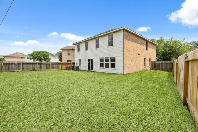 a view of a house with backyard