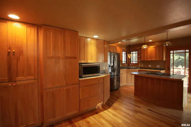 $189,000 | 903 East 2nd Avenue, Monmouth, IL 61462