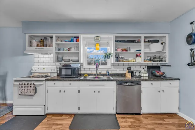 $230,000 | 22502 Sunset Drive, Vassar, KS 66543