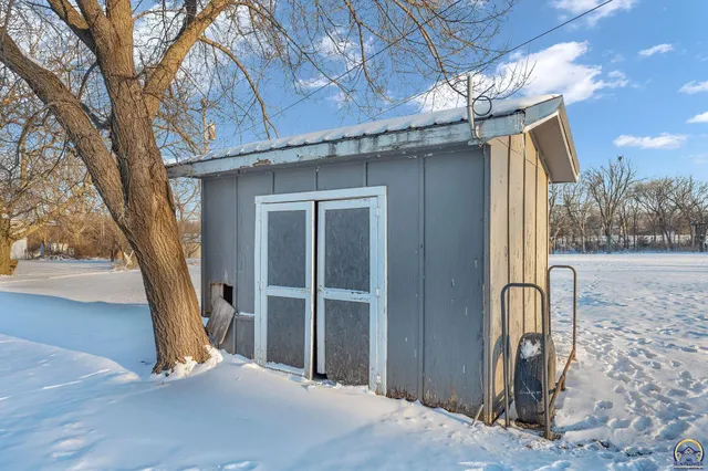 $230,000 | 22502 Sunset Drive, Vassar, KS 66543