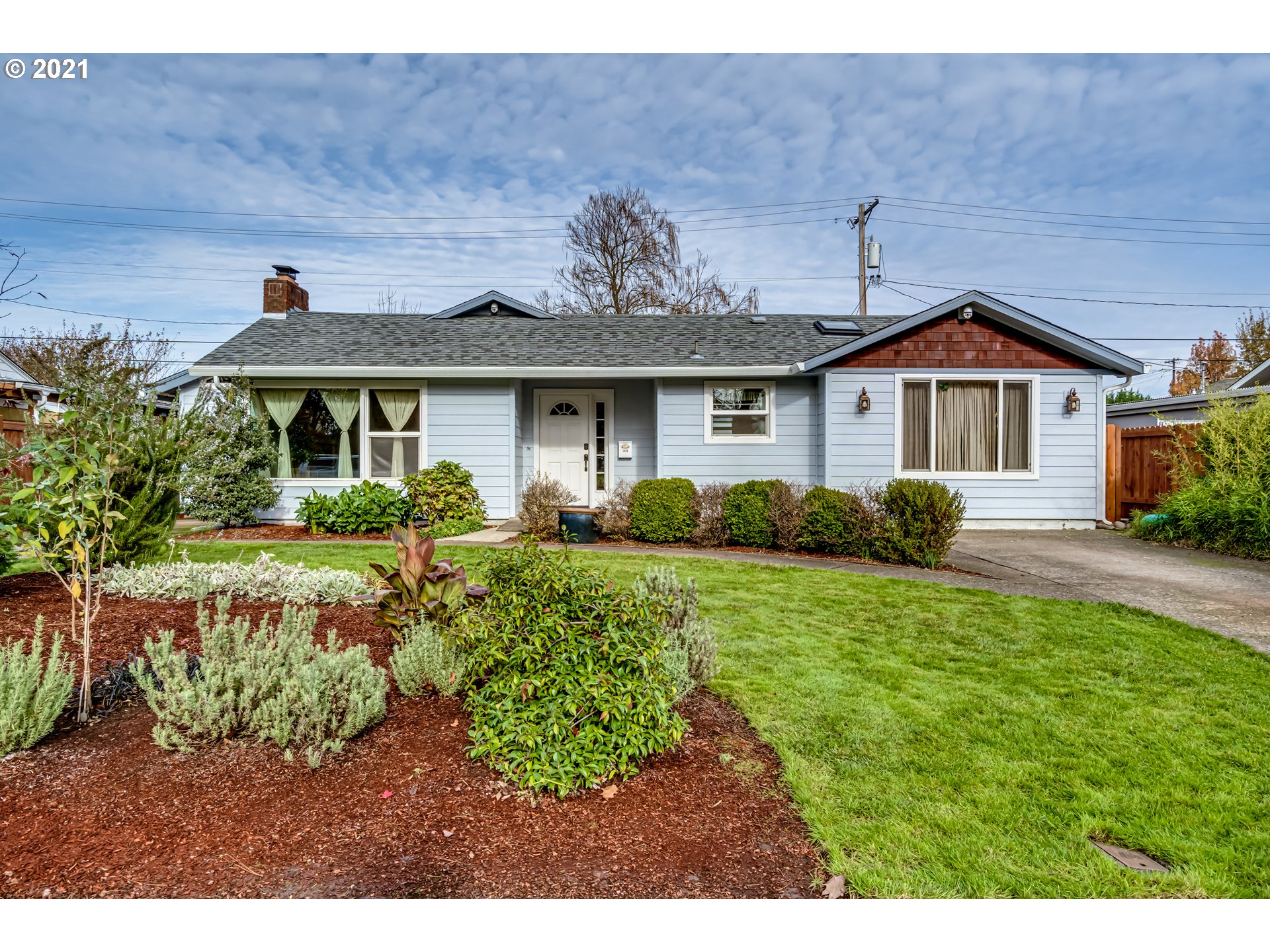 1438 I Street Springfield, OR 97477 - Photo 1 of 32 a front view of a house with a garden