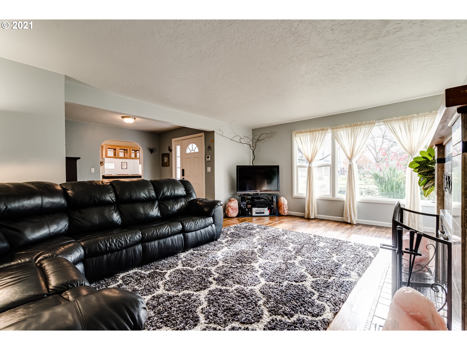 1438 I Street Springfield, OR 97477 - Photo 3 of 32 a living room with furniture and a flat screen tv
