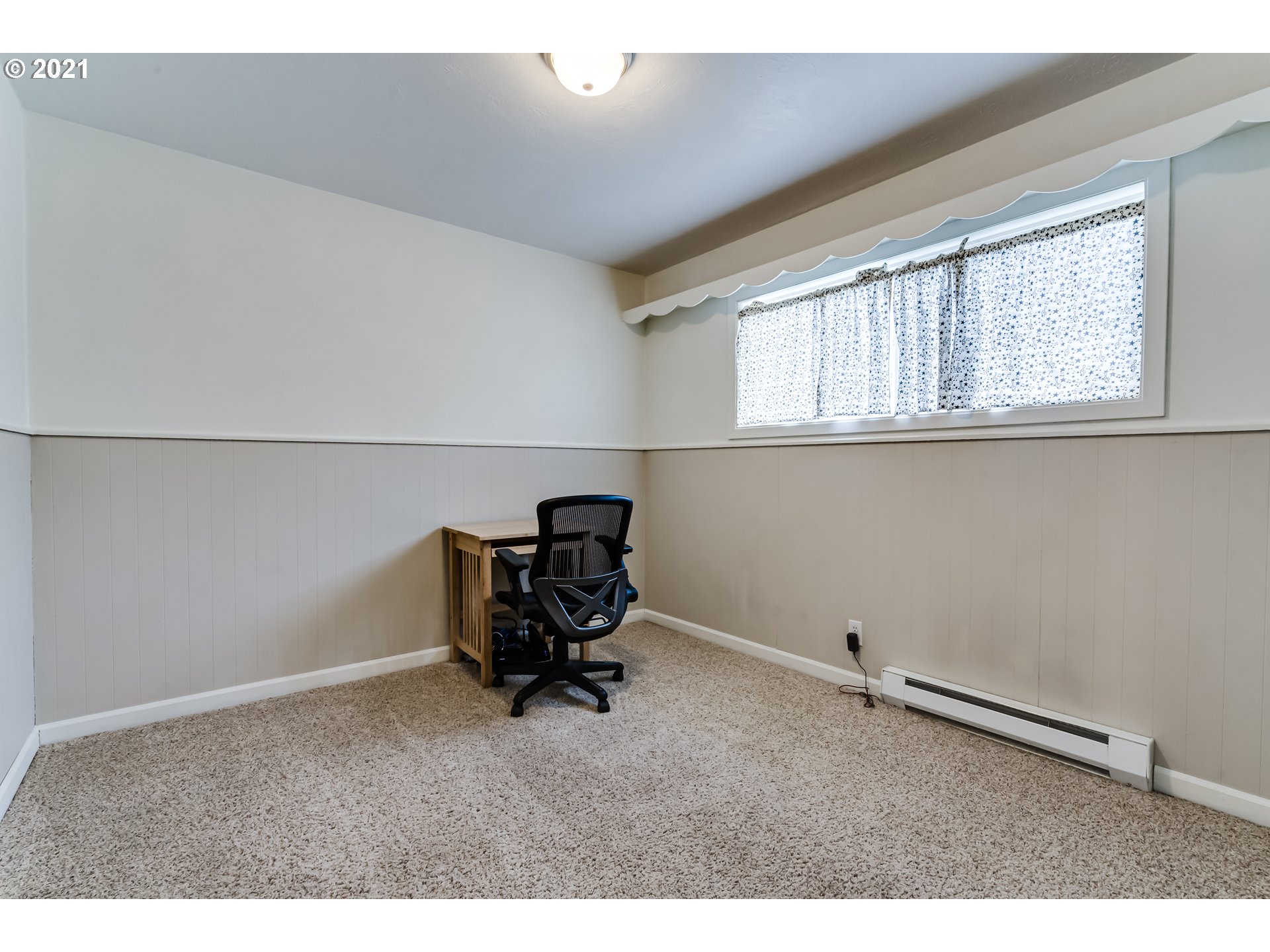 1438 I Street Springfield, OR 97477 - Photo 21 of 32 a living room with furniture