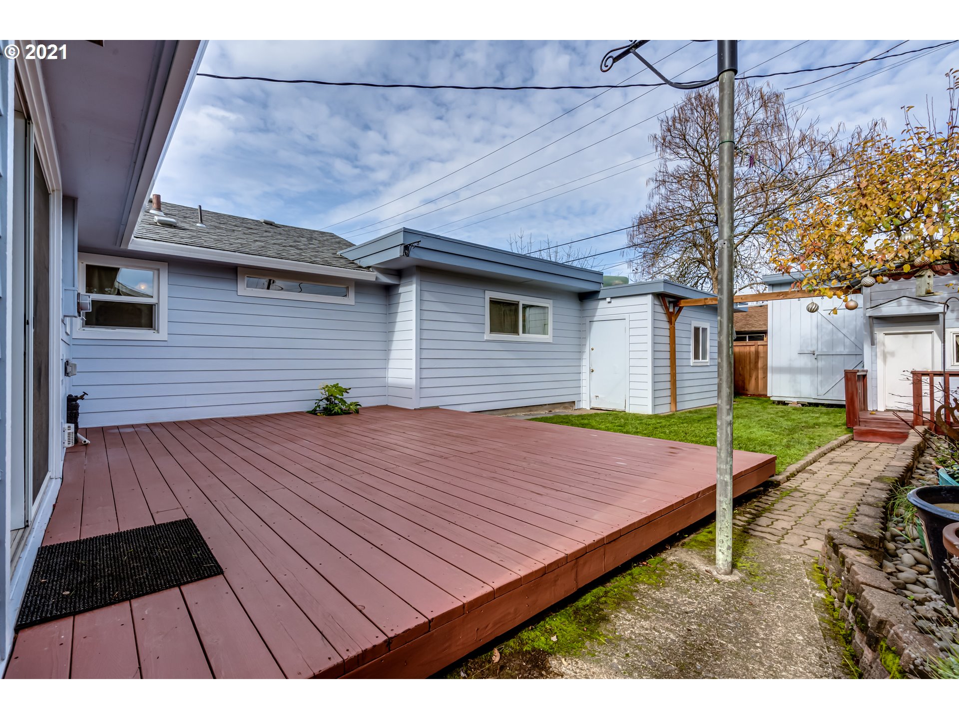 1438 I Street Springfield, OR 97477 - Photo 25 of 32 a view of a backyard and trees