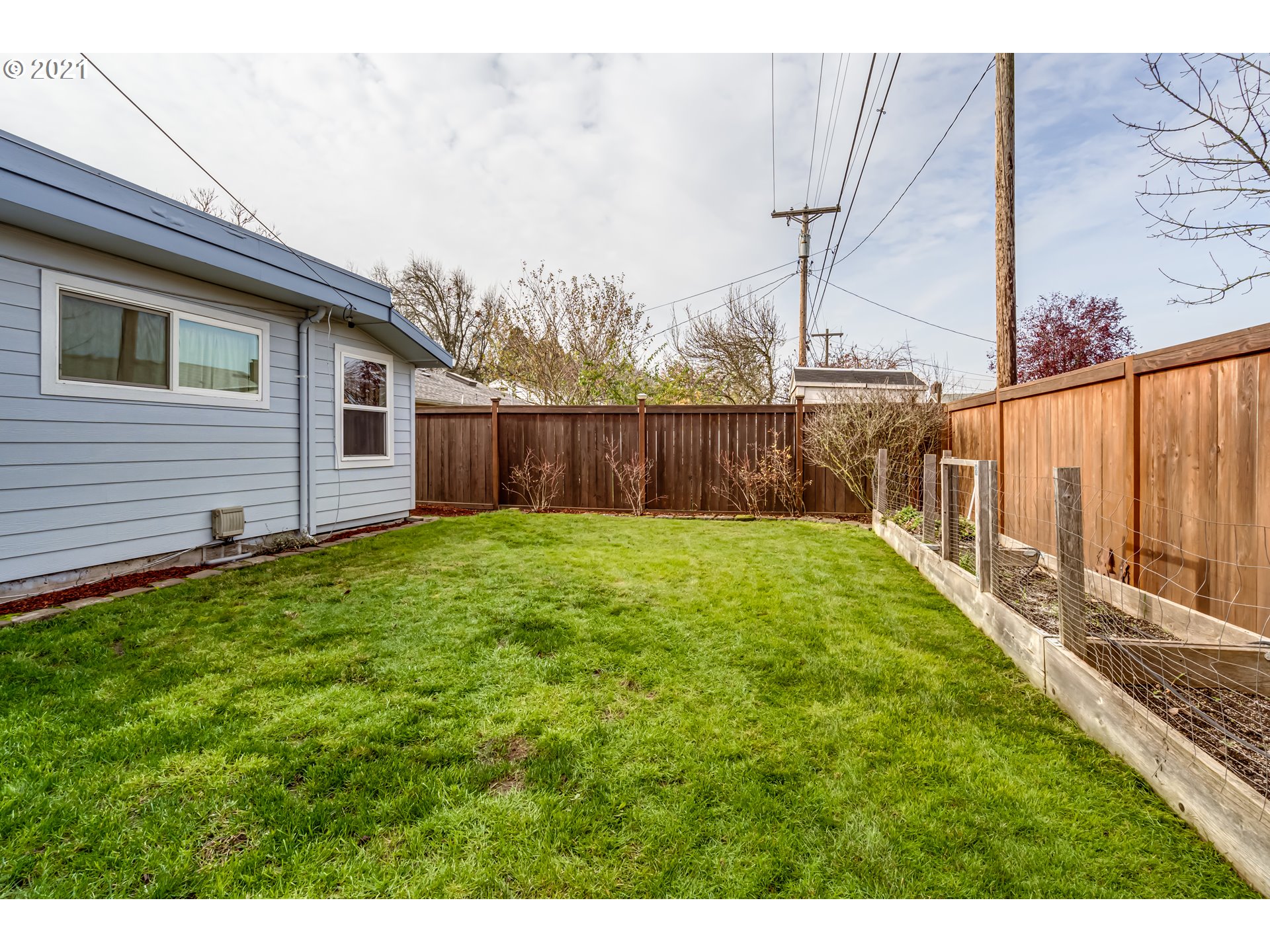 1438 I Street Springfield, OR 97477 - Photo 27 of 32 a view of a backyard with a garden