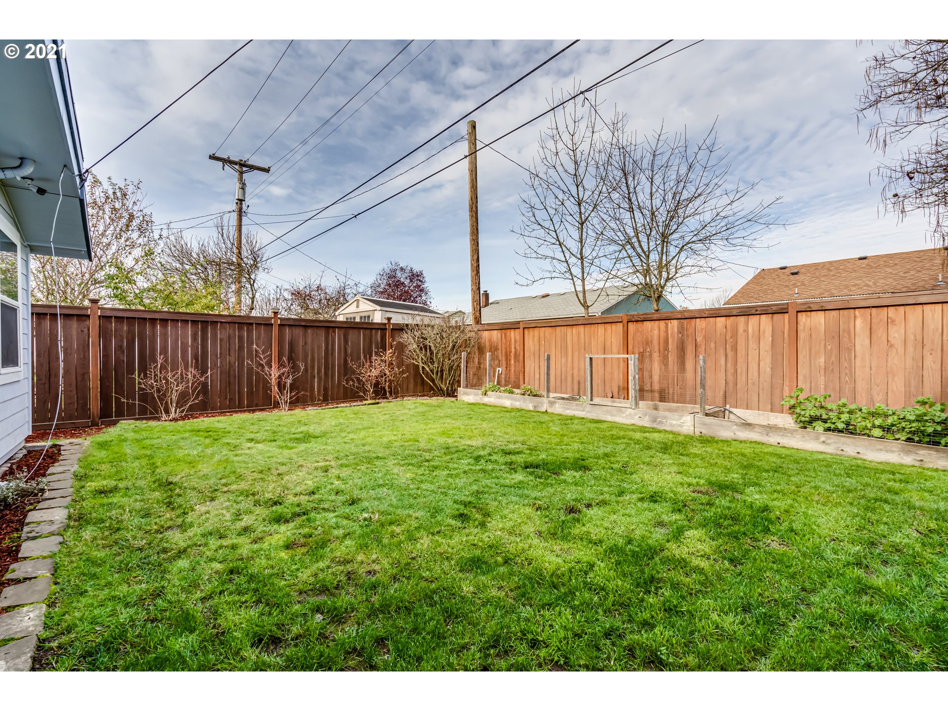 1438 I Street Springfield, OR 97477 - Photo 28 of 32 a view of a backyard with a garden
