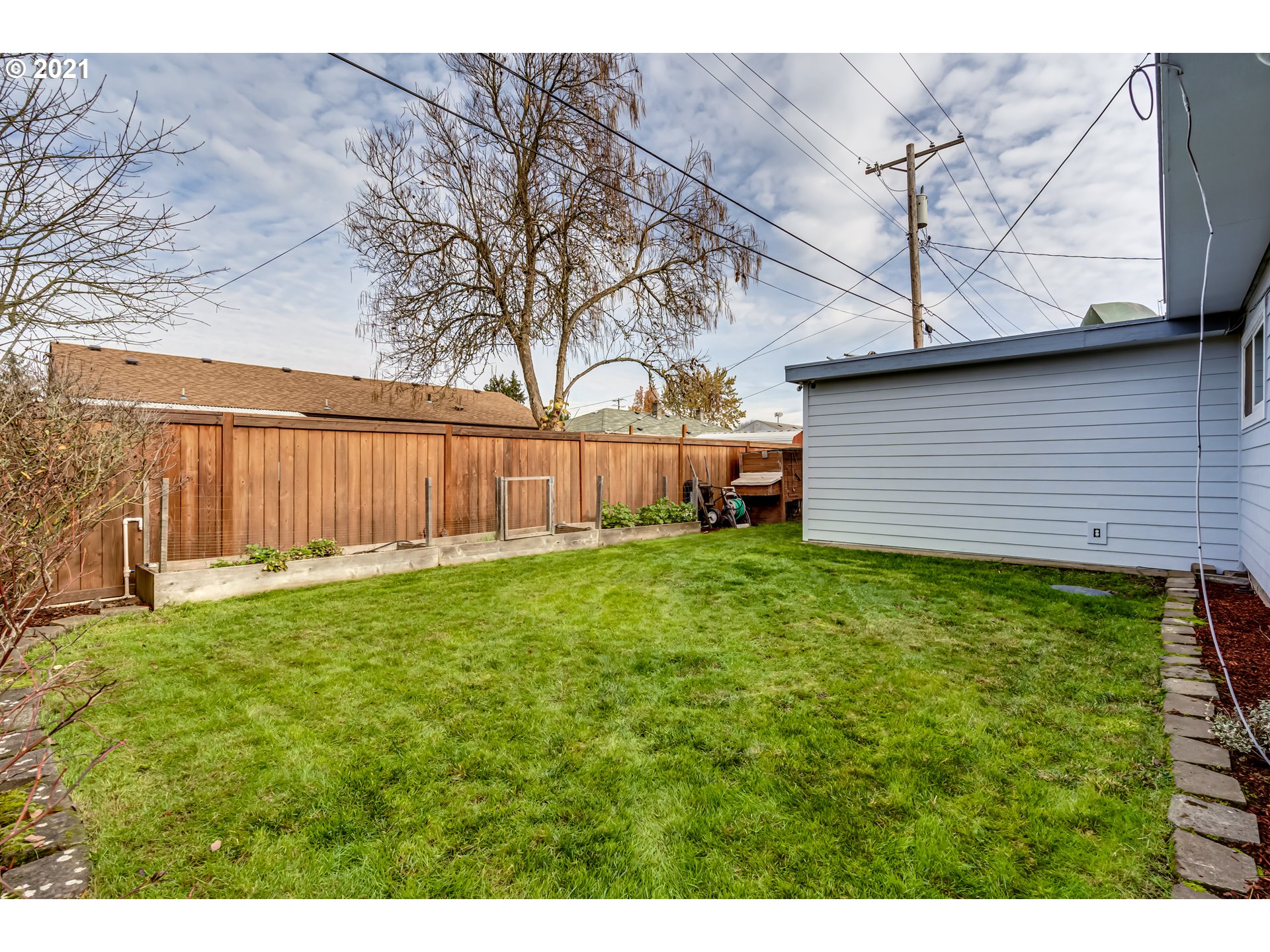 1438 I Street Springfield, OR 97477 - Photo 29 of 32 a view of a backyard with a garden