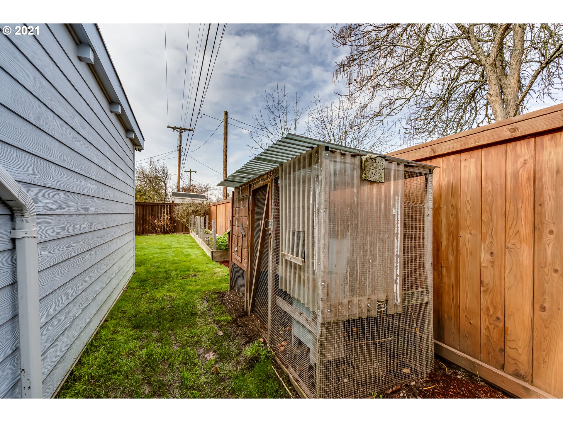 1438 I Street Springfield, OR 97477 - Photo 30 of 32 a yellow house with a outdoor space