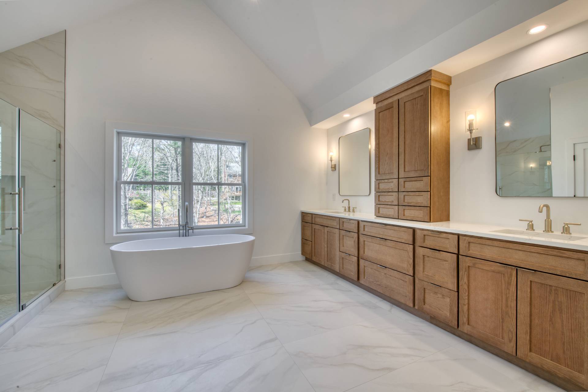 18 Barnes Avenue East Hampton, NY 11937 - Photo 17 of 35 a spacious bathroom with a tub sink and mirror
