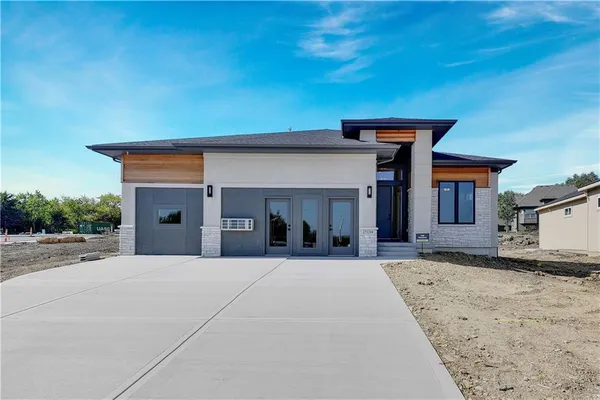 $784,600 | 25047 West 98th Place, Lenexa, KS 66227