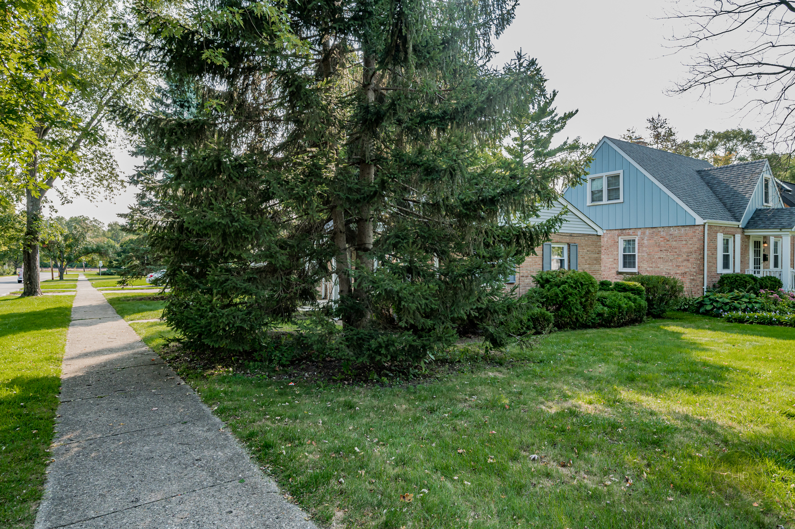 843 Pick Street Wheaton, IL 60187 - Photo 33 of 33 a view of a pathway with a park