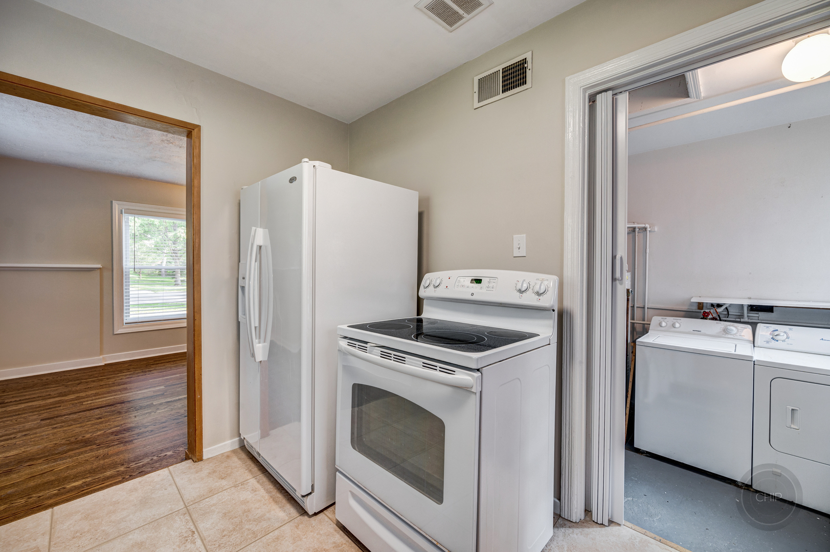 843 Pick Street Wheaton, IL 60187 - Photo 8 of 33 a utility room with dryer and washer