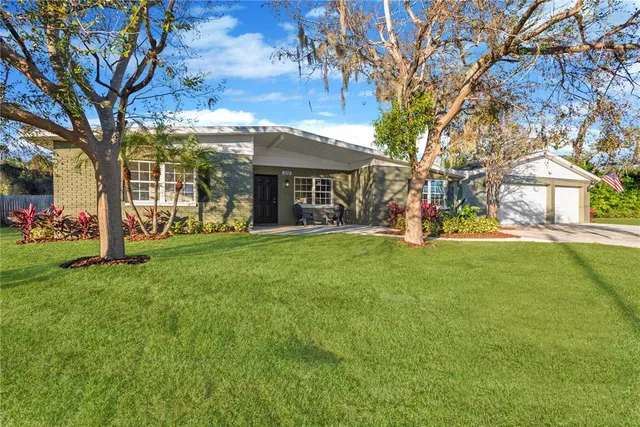 a view of a house with a yard