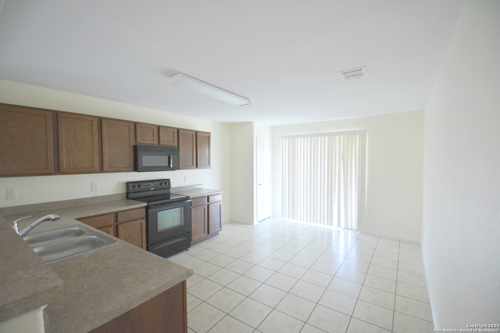 3806 Flyer Vista San Antonio, TX 78261 - Photo 5 of 17