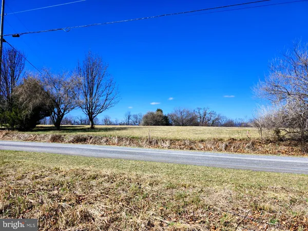 a view of a yard with a house