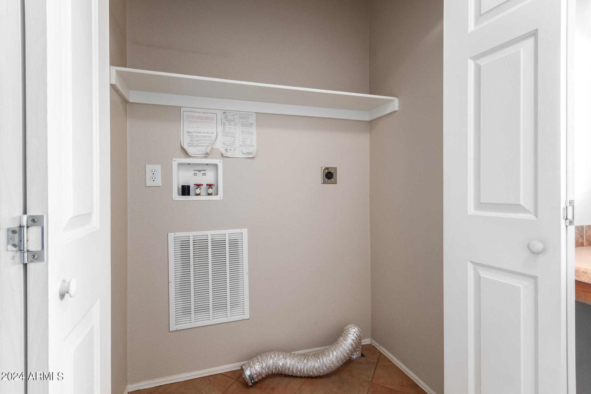 2550 South Ellsworth Road, Unit 366 Mesa, AZ 85209 - Photo 21 of 27 a view of entryway with window and chair