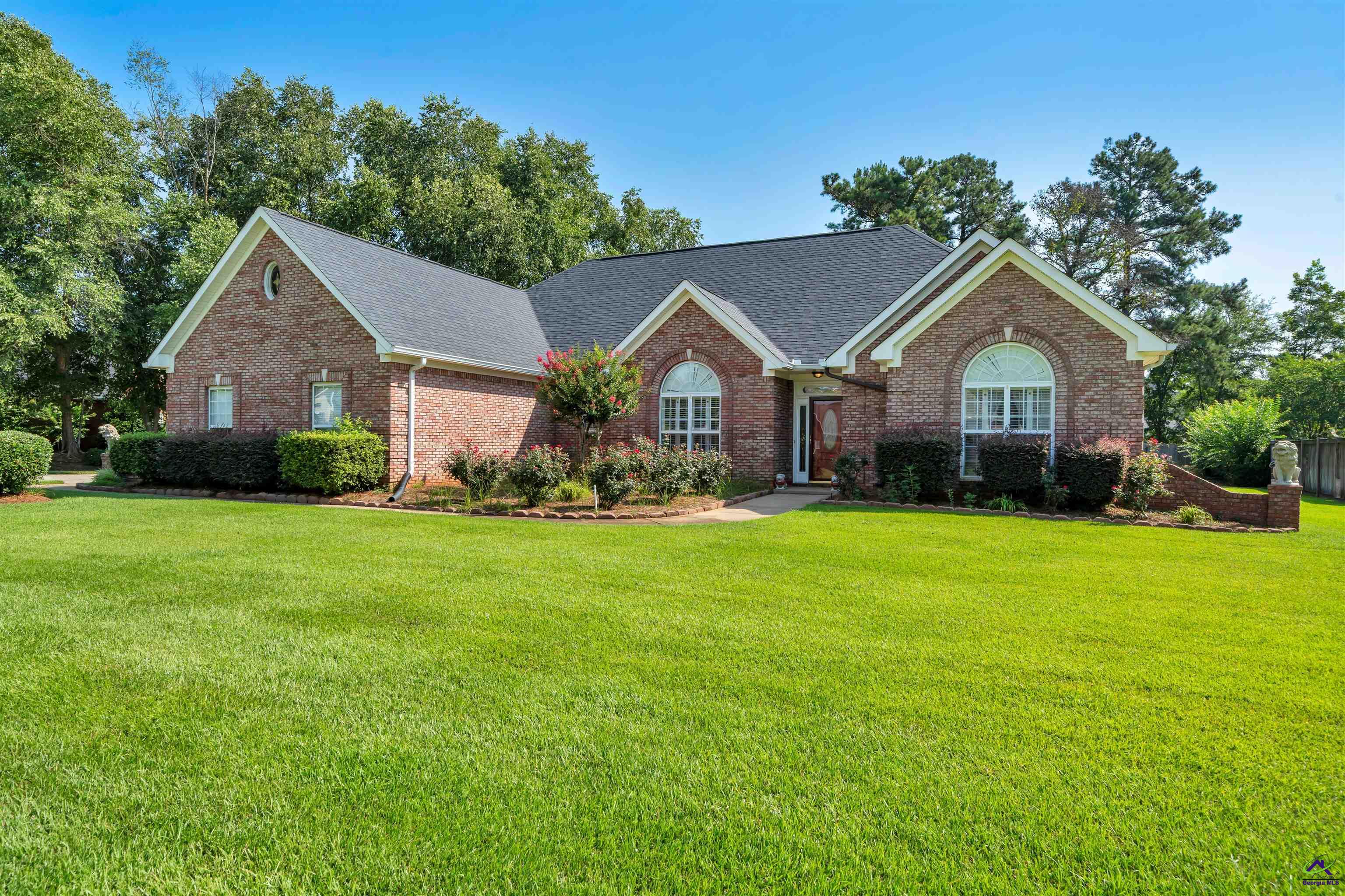 206 North Hampton Place Perry, GA 31069 - Photo 4 of 20 a front view of a house with a garden