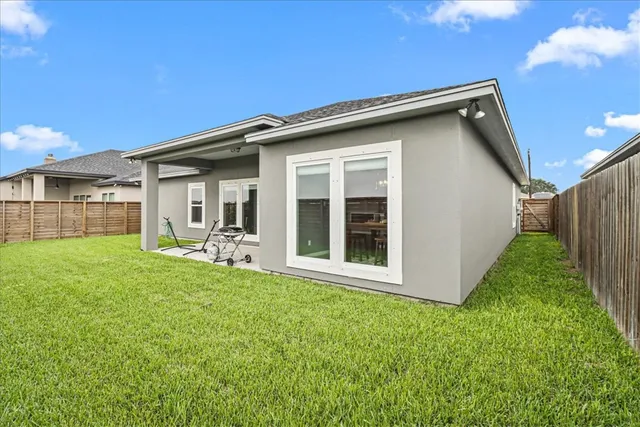 a view of a house with backyard