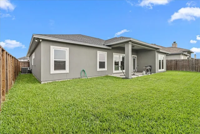 a view of a house with yard and porch
