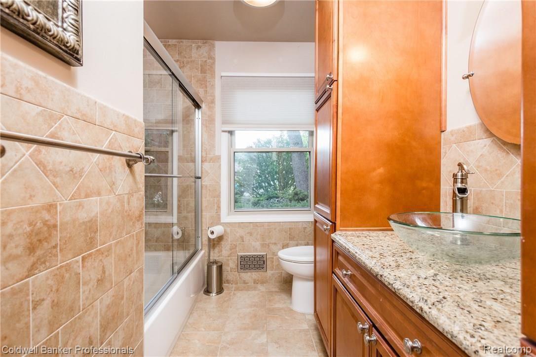 17142 Merriman Road Livonia, MI 48152 - Photo 28 of 48 Full bath updated