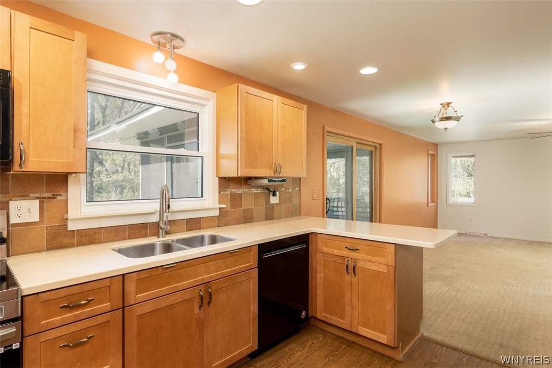 6 South Herrick Road East Aurora, NY 14052 - Photo 6 of 20 Kitchen/ Dining area