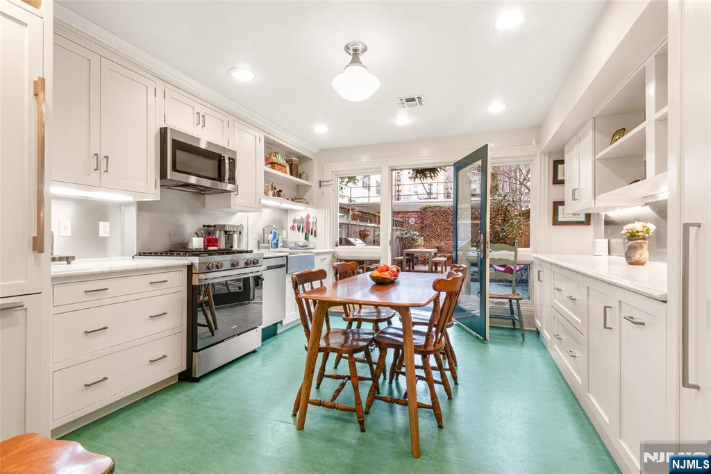 210 13th Street Hoboken, NJ 07030 - Photo 9 of 27