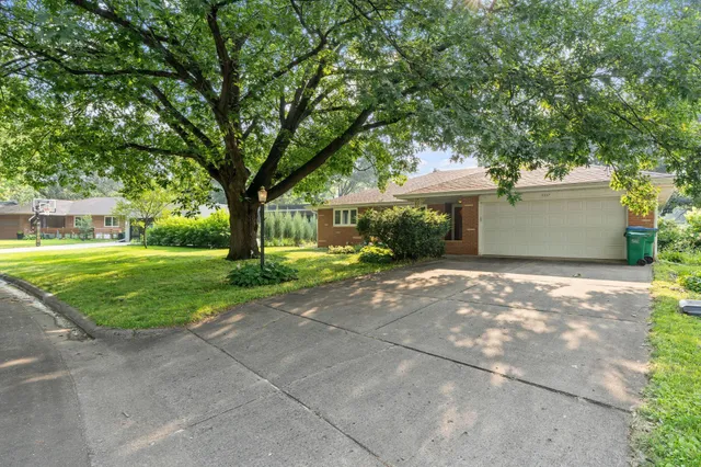 $590,000 | 3337 Decatur Lane, St. Louis Park, MN 55426