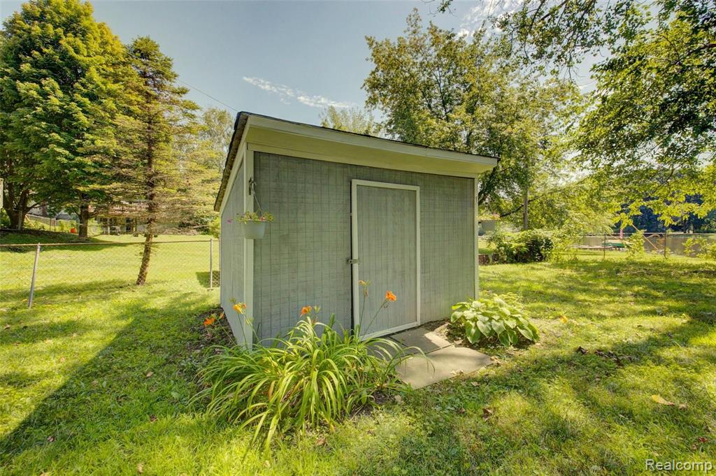 6161 Gordon Road Waterford, MI 48327 - Photo 33 of 53