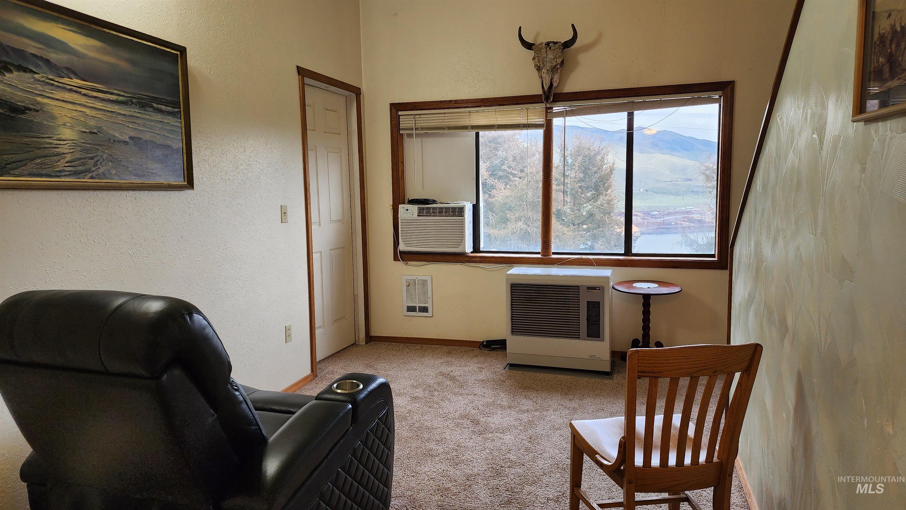802 Evans Road Clarkston, WA 99403 - Photo 10 of 22 Window with wood-finish trim