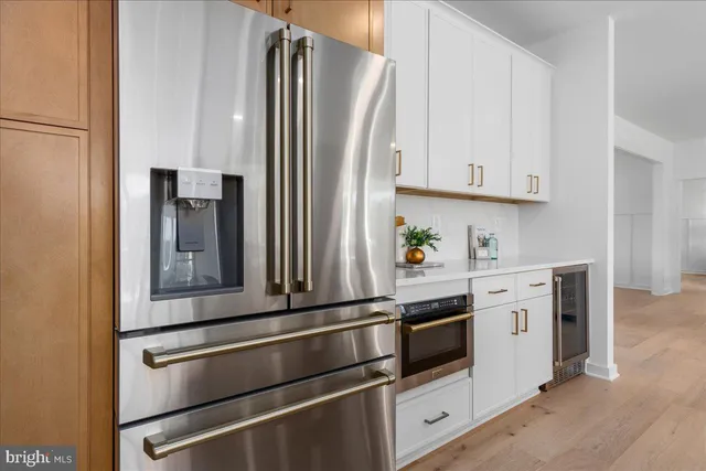 a en suite bathroom with a double vanity sink mirror and double