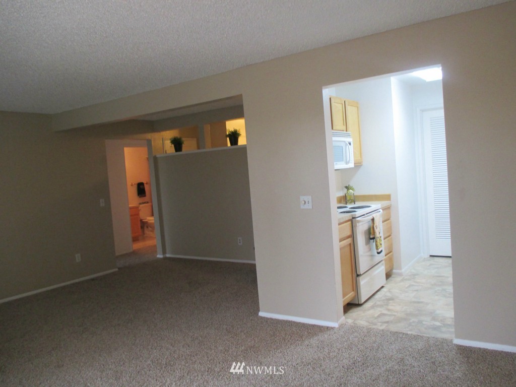 335 Heather Road, Unit 306 Everett, WA 98203 - Photo 4 of 21