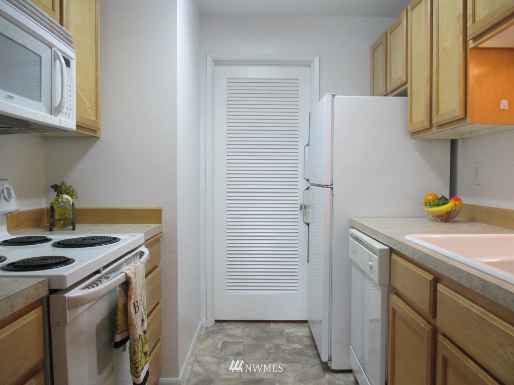 335 Heather Road, Unit 306 Everett, WA 98203 - Photo 7 of 21
