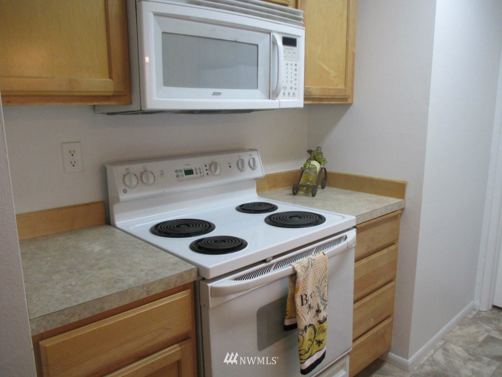 335 Heather Road, Unit 306 Everett, WA 98203 - Photo 8 of 21