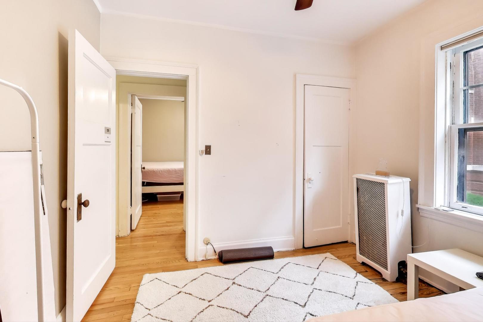 2016 Sherman Avenue, Unit 1E Evanston, IL 60201 - Photo 19 of 25 a view of a bathroom with a tub