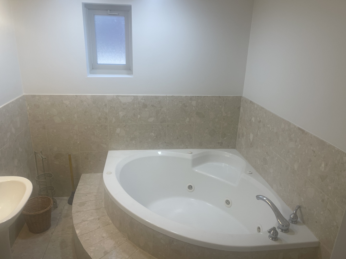 1720 South Cumberland Avenue Park Ridge, IL 60068 - Photo 23 of 26 a view of a bathtub in a bathroom