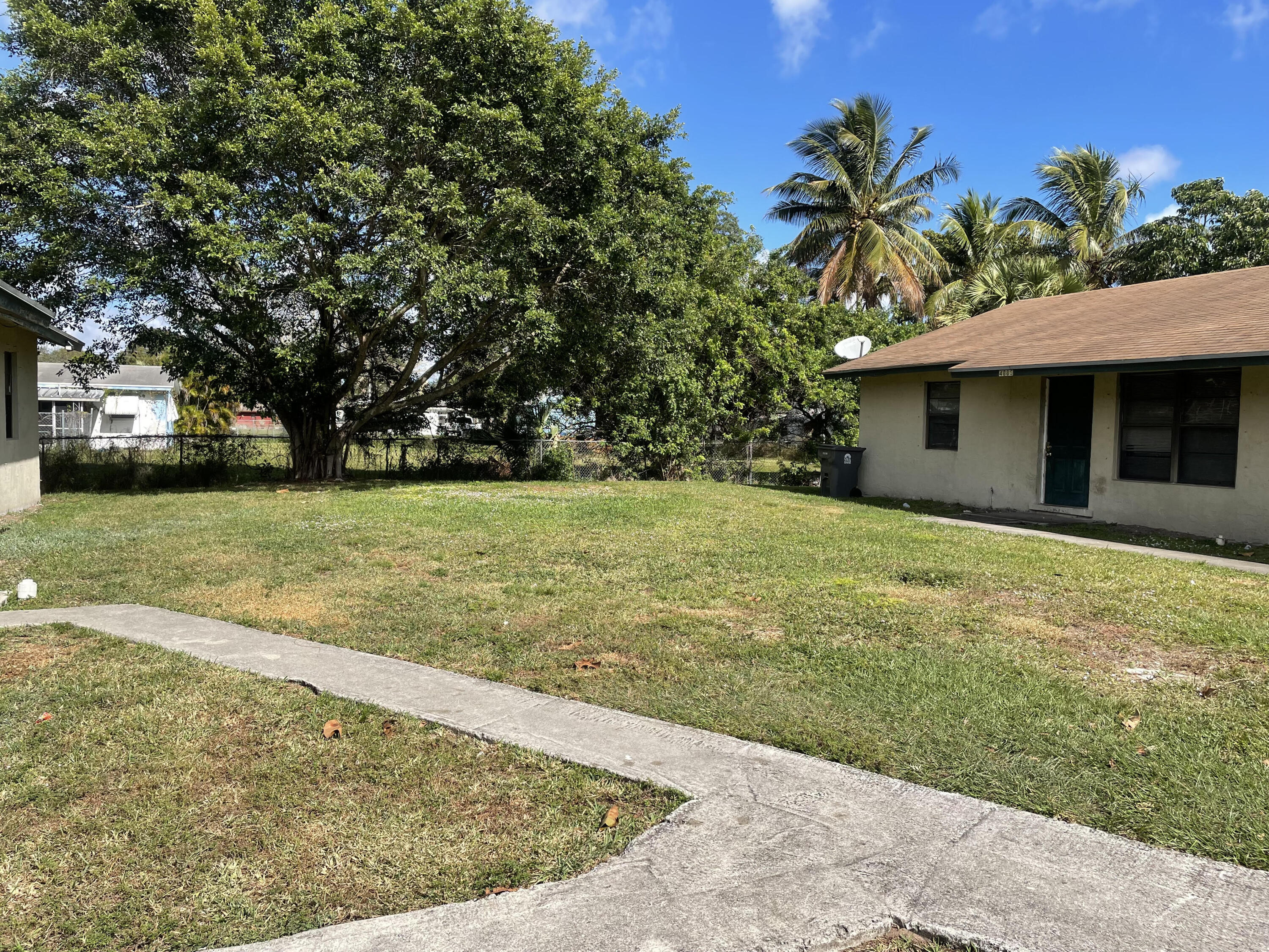 4899 Badger Road, Unit 4899 West Palm Beach, FL 33417 - Photo 9 of 10 Front Yard