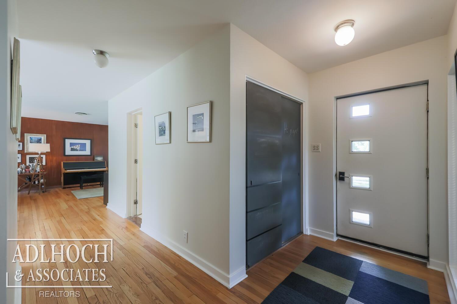 681 Roslyn Road Grosse Pointe Woods, MI 48236 - Photo 13 of 32