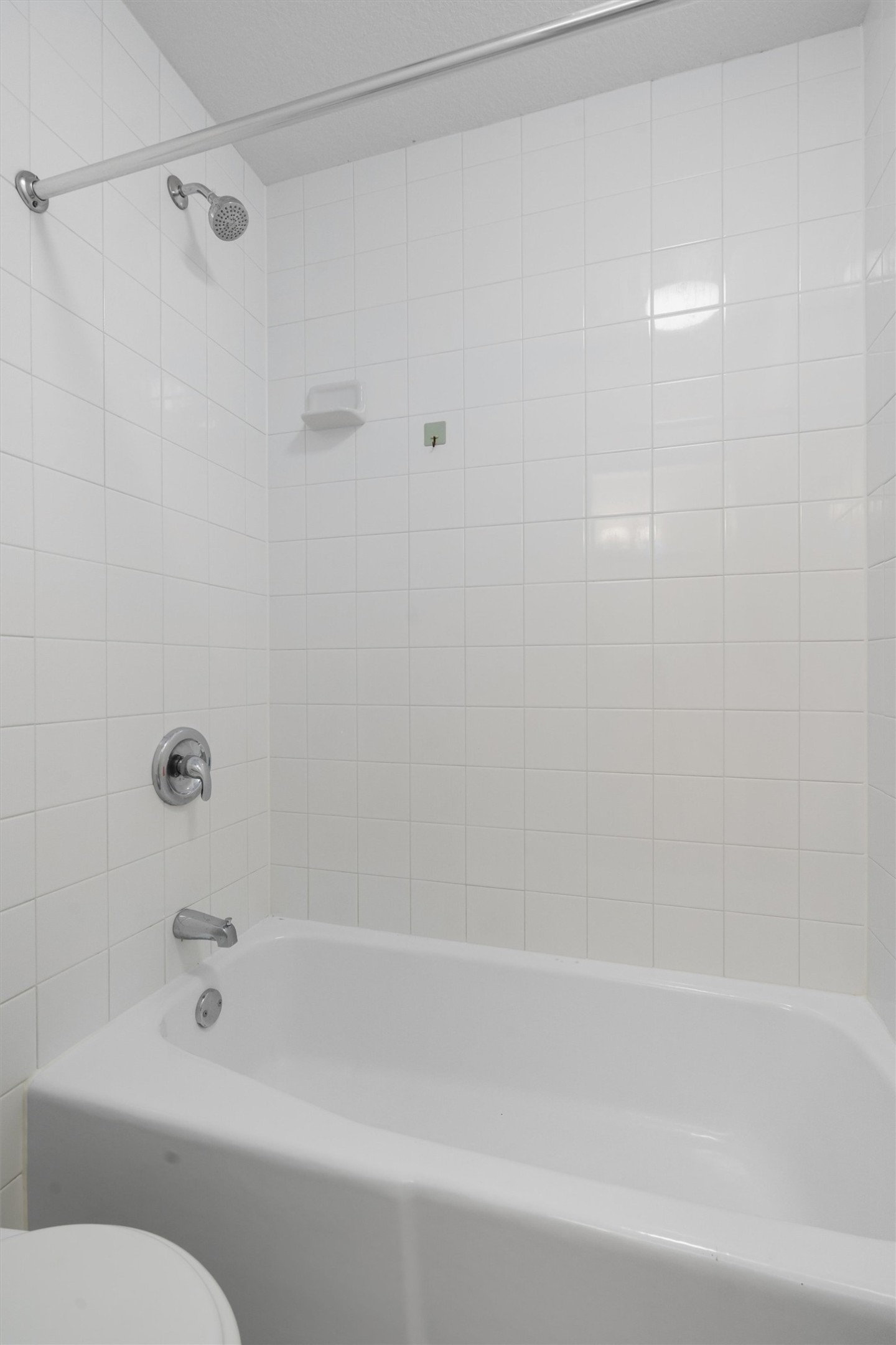 201 East 35th Street, Unit B Austin, TX 78705 - Photo 24 of 27 a bathroom with a bathtub