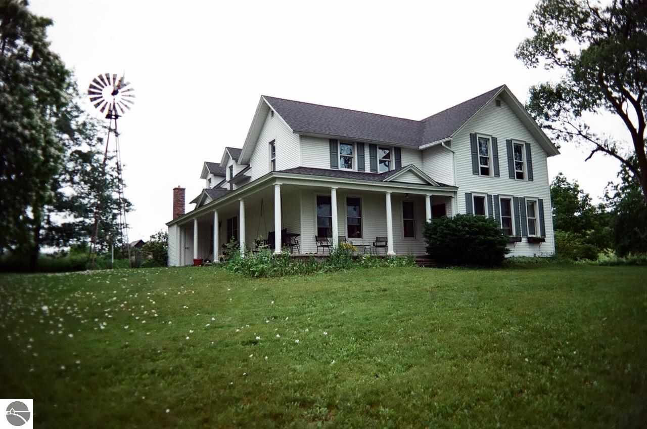 10077 East Solem Road Suttons Bay, MI 49682 - Photo 2 of 41 1788770-1.JPG