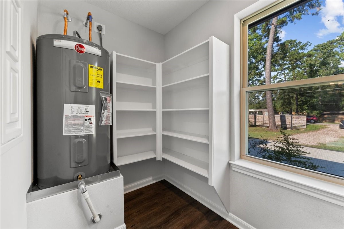 17855 Arbor Oaks Circle New Caney, TX 77357 - Photo 11 of 26 a view of walk in closet with empty racks