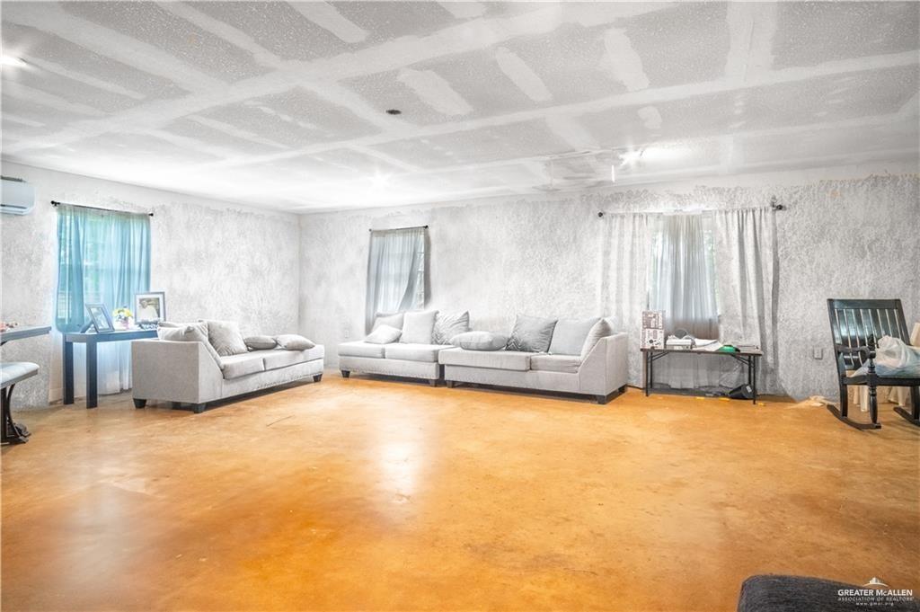 3905 Los Ebanos Road Mission, TX 78573 - Photo 8 of 20 a view of a living room with furniture and a tub