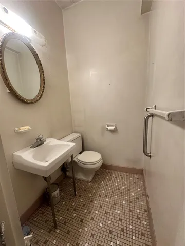 a view of livingroom with furniture