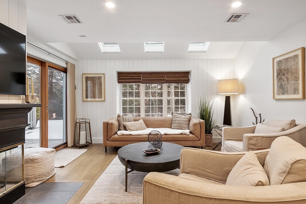 610 Ridgefield Circle, Unit B Clinton, MA 01510 - Photo 4 of 36