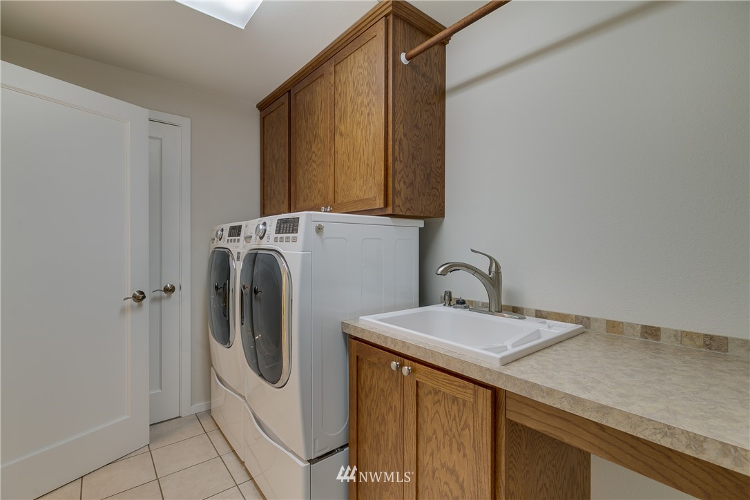 1118 Dyer Road Sultan, WA 98294 - Photo 17 of 40 a utility room with dryer and washer