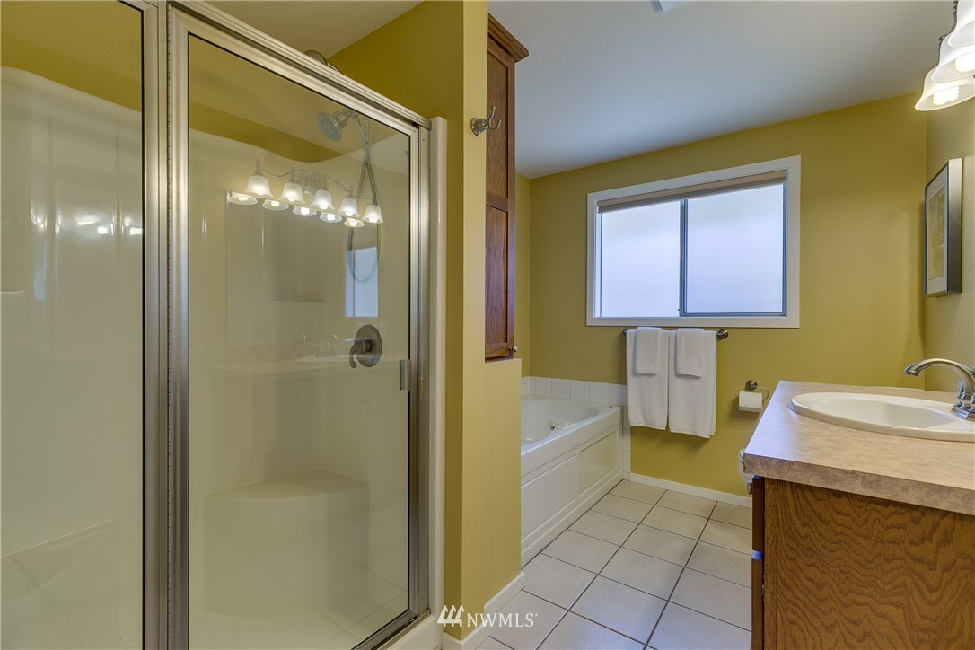 1118 Dyer Road Sultan, WA 98294 - Photo 21 of 40 a bathroom with a sink a mirror and a bathtub
