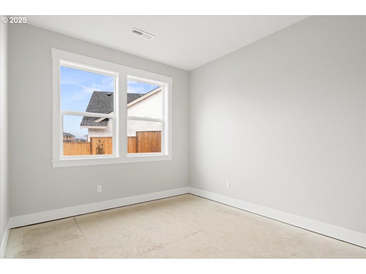 628 Parker Loop Silverton, OR 97381 - Photo 8 of 19 an empty room with a window