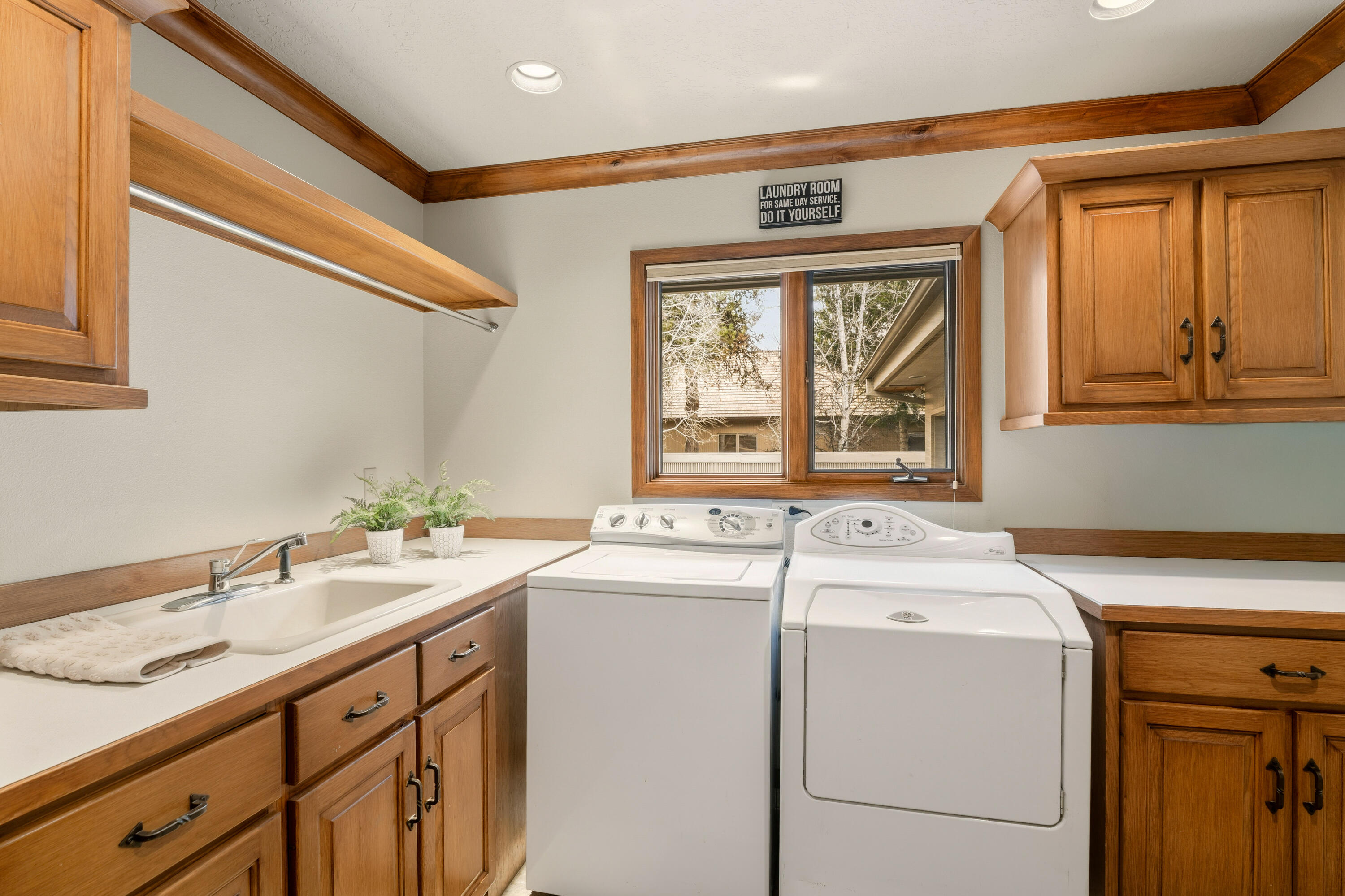 17995 North Course Lane, Unit 8 Sunriver, OR 97707 - Photo 34 of 44 laundry